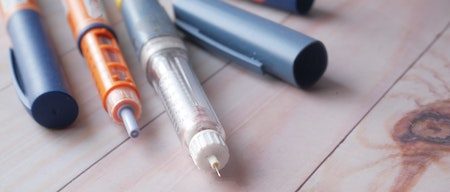Ansicht von 2 verschiedenen Insulinpens zum Verarbeichen von Insulin als Alternative zur Insulinpumpe oder Insulinspritze.